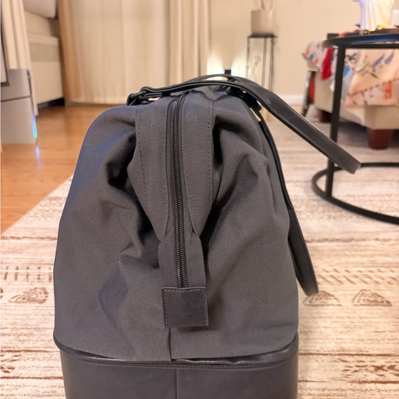 Béis The Convertible Weekender 
in Navy - Picture 13 of 16